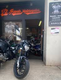 Moto dans le garage